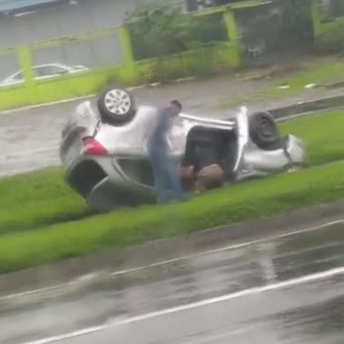 V Deo Carro Capota E Motorista Sai Ileso Na Br Na Serra Es