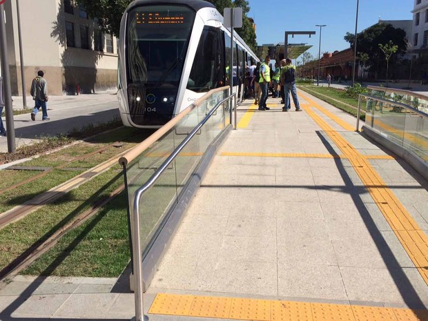 VLT é exemplo de transporte acessível, piso nivelado co plataforma, rampa, piso tátil, corrimão nas paradas  (Foto: Alba Valéria Mendonça/ G1)