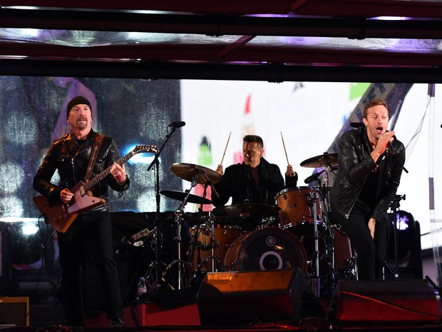 Chris Martin se apresenta com o U2 na Times Square, em Nova York, nos Estados Unidos (Foto: Timothy A. Clary/ AFP)