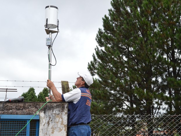 Pluviômetros estão sendo instalados em Poços de Caldas (Foto: Ascom Prefeitura) Pluviômetros estão sendo instalados em Poços de Caldas (Foto: Ascom Prefeitura)