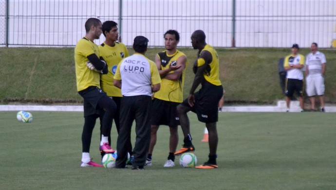 Zé Teodoro, técnico do ABC - conversa com Gilvan, Camilo, Gilmar e Somália (Foto: Jocaff Souza)
