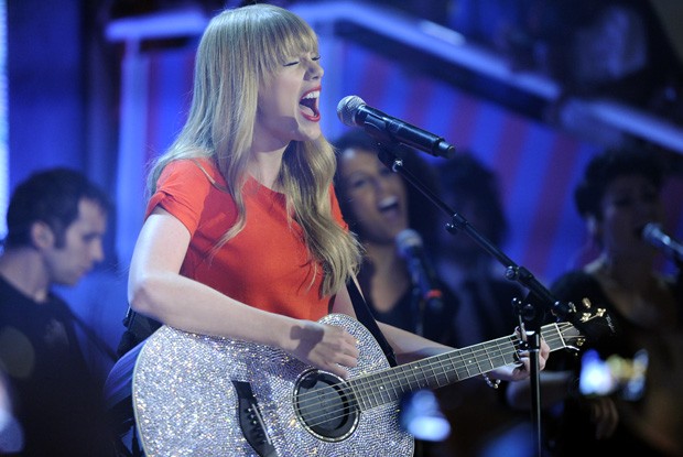 Taylor Swift canta no palco do TV Xuxa (Foto: TV Globo )