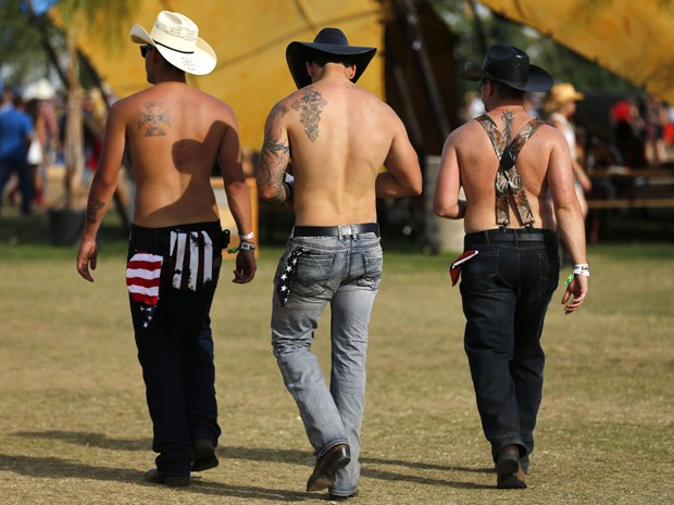 Fãs de música country aproveitam o primeiro dia do festival Stagecoach, em Indio, na Califórnia, EUA, na sexta-feira (25) (Foto: REUTERS/Mike Blake)