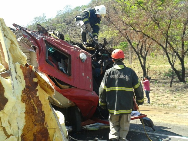 Corpo de Bombeiros fez resgate de vÃ­tima de acidente (Foto: Lucas Ferreira/TV Anhanguera)