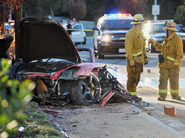 Bombeiros trabalham em Porsche destruído em acidente neste sábado em Valencia - Santa Clarita, Califórnia. (Foto: AP Photo/The Santa Clarita Valley Signal, Dan Watson)