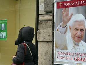 Cartaz em rua de Roma presta homenagem ao agora Papa Emérito Bento XVI; o texto, em italiano, diz: 'permanecerás sempre conosco; obrigado' (Foto: AFP)
