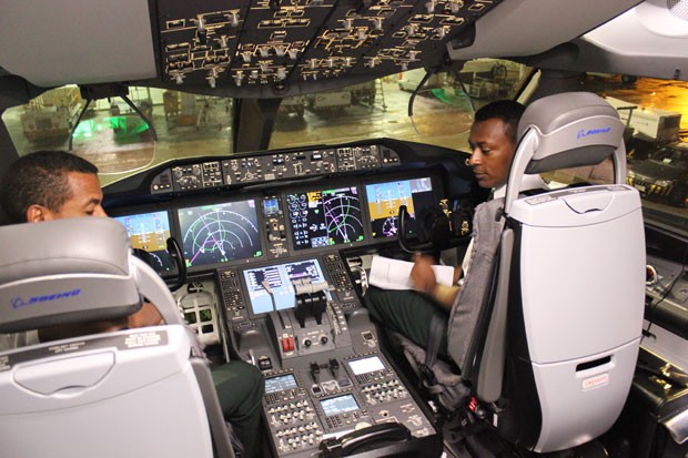 Cabine do Dreamliner (Foto: Dennis Barbosa/G1)