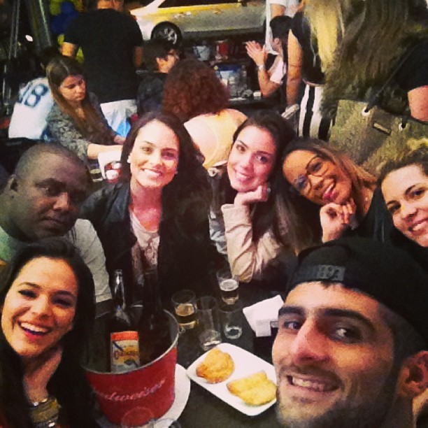 Bruna Marquezine com Rafaella Santos, irmã de Neymar, e amigos no Rio (Foto: Instagram/ Reprodução) Bruna Marquezine com Rafaella Santos, irmã de Neymar, e amigos no Rio (Foto: Instagram/ Reprodução)