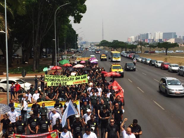 Agentes socioeducativos durante passeata em Brasília (Foto: Jéssica Nascimento/G1)