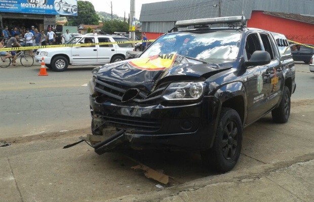 Batida entre dois carros da PM deixa um policial ferido em GOiânia, Goiás 2 (Foto: Thiago Fernando/TV Anhanguera)