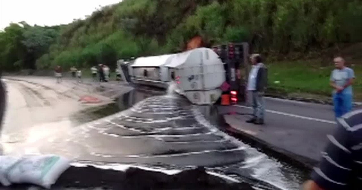 Carreta com óleo diesel tomba na Via Dutra, em Barra Mansa, RJ - Globo.com