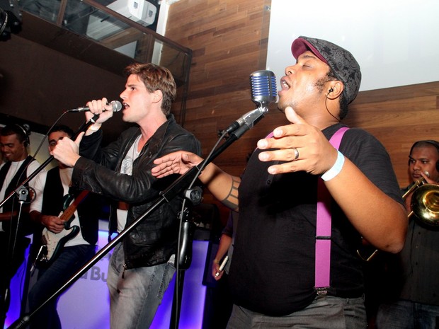 Jonatas Faro canta em bar na Zona Sul do Rio (Foto: Foto Rio News)