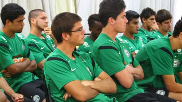 Coritiba Sub-20 escuta atentamente a palestra do técnico Zé Carlos (Foto: Diego Marinelli / Divulgação Coritiba)