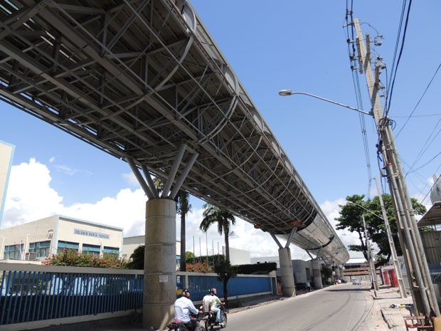 Passarela que liga o Aeroporto do Recife ao metrô (Foto: Katherine Coutinho / G1)