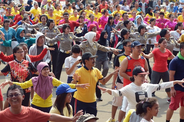 População dança nas ruas de Jacarta neste domingo (24) (Foto: Adek Berry/ AFP)