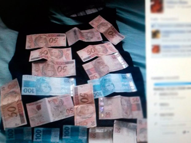 Dinheiro que aparece em foto teria sido roubado (Foto: Reprodução/ Facebook)