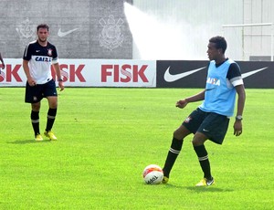 Edenílson no treino do Corinthians (Foto: Diego Ribeiro / Globoesporte.com)