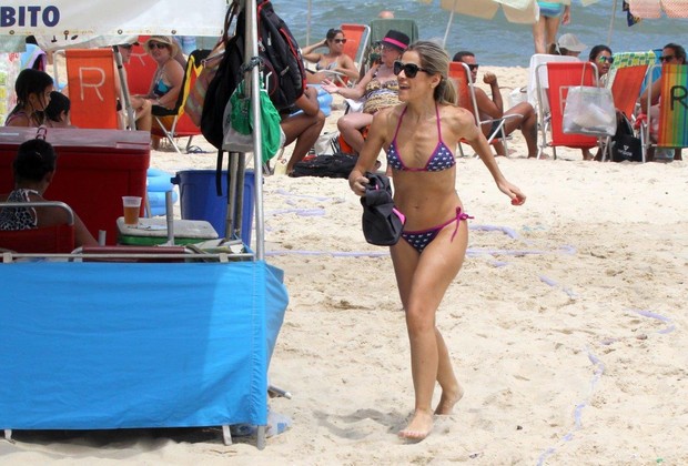 Ingrid Guimarães na praia (Foto: J.Humberto / AgNews)
