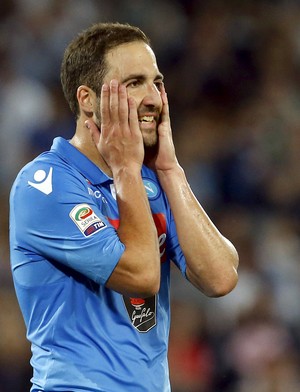 Higuaín pênalti perdido Napoli Lazio (Foto: Reuters)