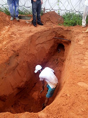 Em Alcaçuz, presos informaram que um detento estaria soterrado, pois parte do túnel cedeu e desmoronou (Foto: Divulgação/Coape)