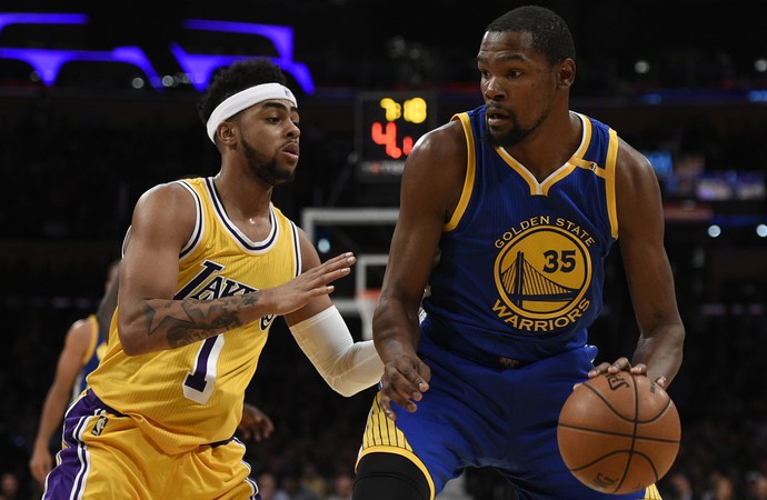 "D'Angelo Russell e Kevin Durant NBA (Foto: Reuters)
