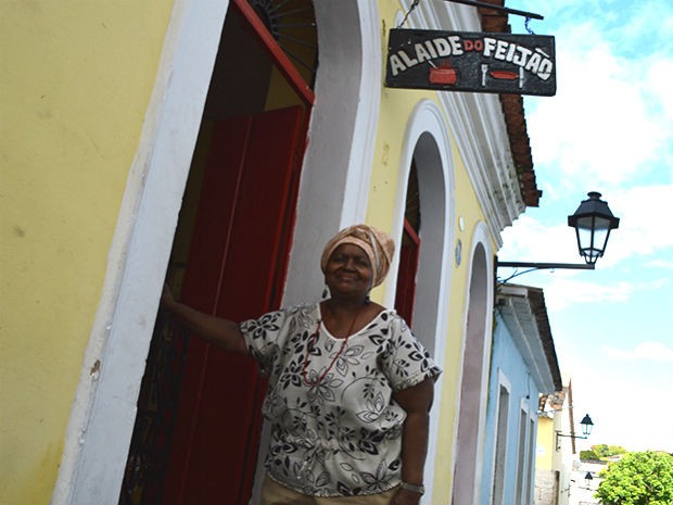 Alaíde do Feijão em frente ao novo restaurante (Foto: Lucas Rosário/ Divulgação)