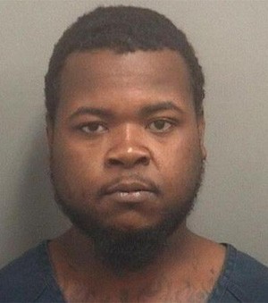 Antwan Mayes foi flagrado com cartões de crédito na cueca após roubar veículos de estacionamento (Foto: Divulgação/Palm Beach County Sheriff