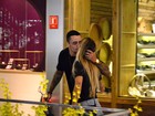 Felipe Titto vai ao cinema com a mulher e dá beijão em shopping do Rio