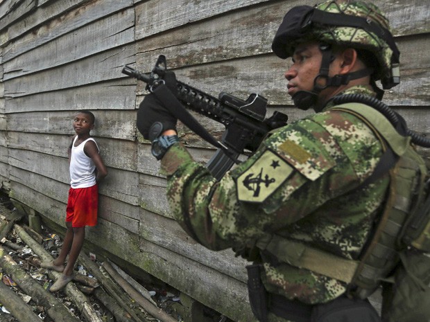 Soldado das Forças Especiais da Colômbia patrulha as ruas do bairro 'La Playita', em Buenaventura. (Foto: John Vizcaino/ Reuters)