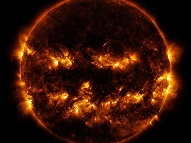 Imagem divulgada pela Nasa mostra as regiões ativas do Sol em destaque (Foto: AFP Photo/NASA/GSFC/SDO/Handout)