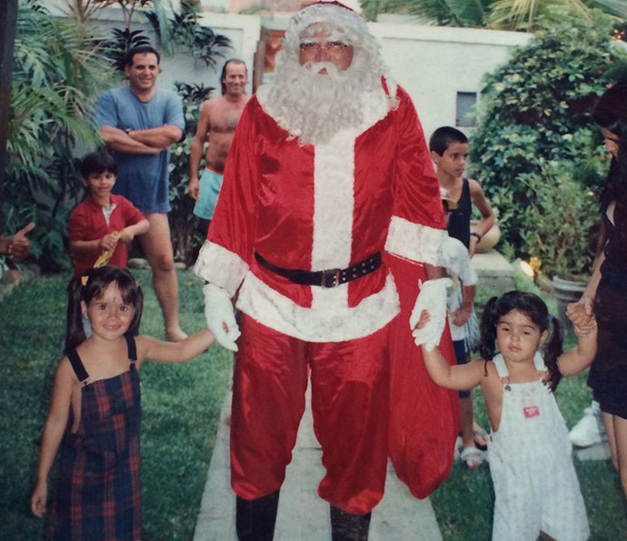 Julia Ruiz (à esquerda) já até puxou a barba do Papai Noel: 'Ele gemeu de dor!' (Foto: Arquivo Pessoal)