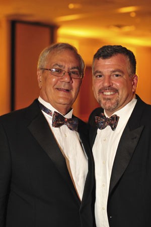 O parlamentar democrata Barney Frank e James Ready posam para foto durante cerimônia em Newton, Massachusetts  (Foto: Reuters)