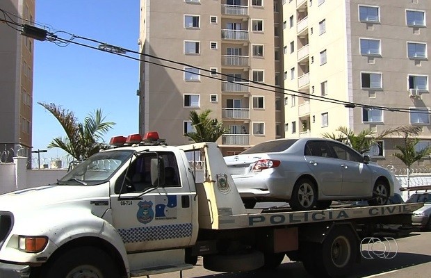 Polícia localiza seis carros roubados dentro de garagem de condomínio de goiânia, Goiás (Foto: Reprodução/TV Anhanguera)