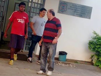 Professores (camisa vermelha e camisa listrada) foram presos por estuprarem alunos. (Foto: Polícia Civil/MT)
