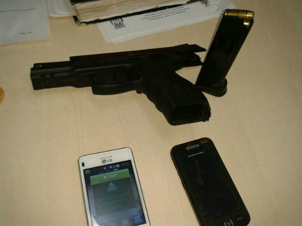 Arma do policial foi encontrada enterrada em no quintal de uma casa (Foto: Divulgação/Polícia Militar) Arma do policial foi encontrada enterrada em no quintal de uma casa (Foto: Divulgação/Polícia Militar)