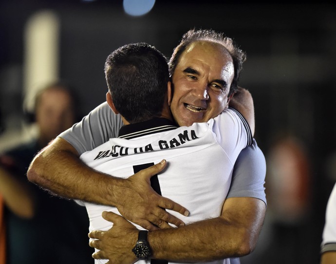 Ricardo Gomes e Jorginho se abraçam antes de Vasco x Botafogo (Foto: André Durão/Globoesporte.com)