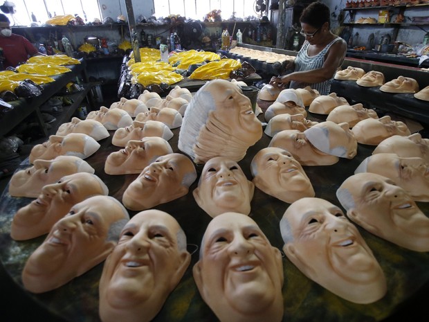 Condal Máscaras aposta no carisma do novo pontífice para impulsionar as vendas (Foto: Sergio Moraes/ Reuters)