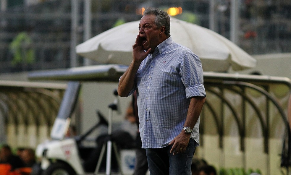 Abel Braga orienta jogadores do Flu na vitória sobre o Atlético-MG (Foto: Nelson Perez/Fluminense FC)