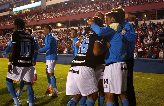 Riveros e jogadores do Grêmio comemoram gol contra o Nacional (Foto: Lucas Uebel/Divulgação, Grêmio)