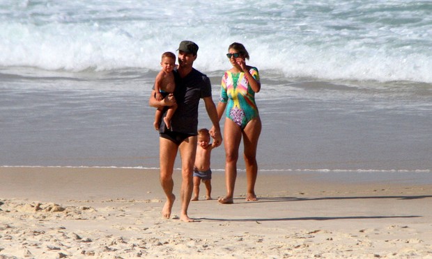 Marcelo Serrado e família em praia no Rio de Janeiro (Foto: Daniel Delmiro/AgNews)