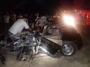 Acidente enter carro e ônibus causou a morte de duas pessoas (Foto: Divulgação / Polícia Militar)