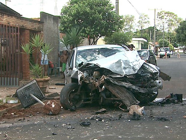 G Motorista Fica Em Estado Grave Ap S Colidir Em Muro Em Ribeir O