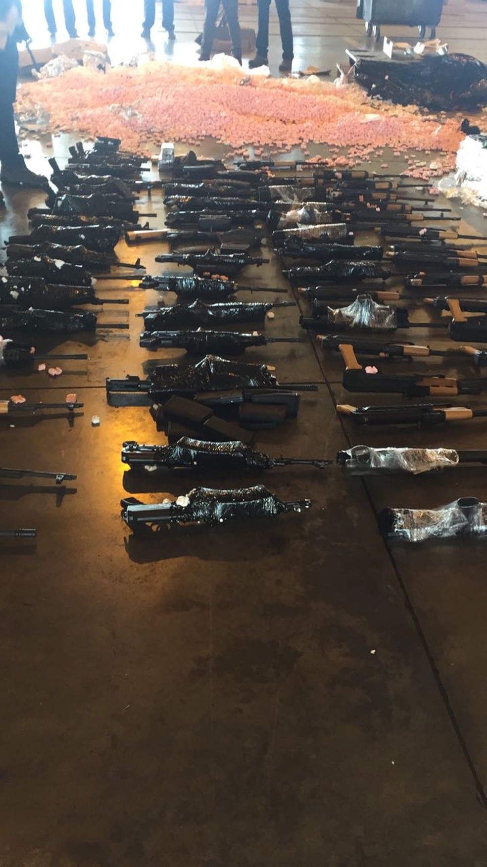 Fuzis foram apreendidos no Aeroporto Galeão (Foto: Divulgação)