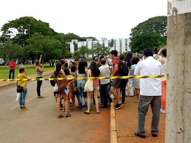 Alunos desocupam escola Setor Leste, na Asa Sul, em Brasília, após ordem judicial (Foto: Polícia Militar/Divulgação)