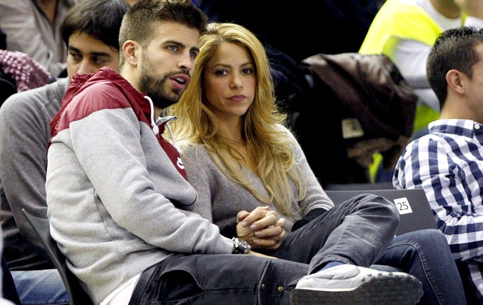 Pique e Shakira assistindo partida de basquete (Foto: EFE)