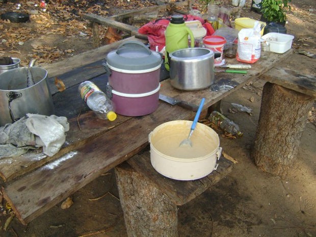 Funcionários não possuíam instalações sanitárias e também  tinham que improvisar para comer (Foto: Assessoria MPT/MT)