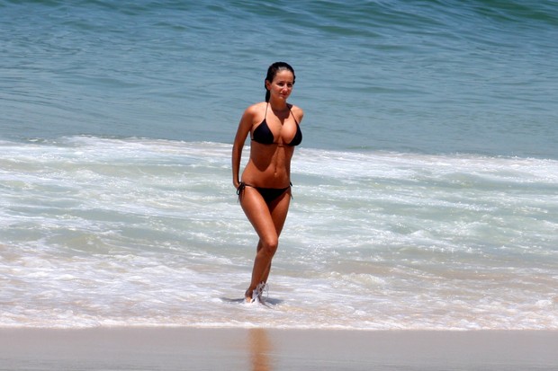A atriz Erika Mader, na Praia de Ipanema (Foto: JC Pereira/Foto Rio News)
