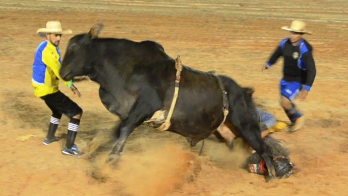 Osman de Oliveira, peão do Acre é atingido por touro em rodeio (Foto: Reprodução/GloboEsporte.com)