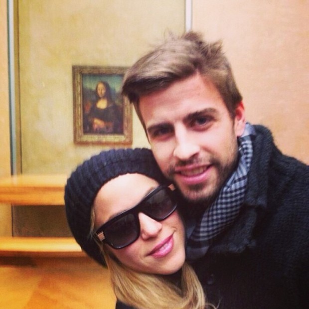 Shakira e Piqué visitam a Monalisa, no Louvre (Foto: Instagram)