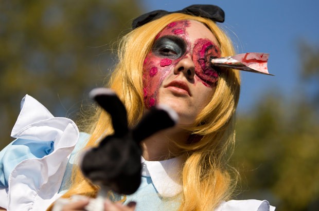 Dezenas de pessoas se fantasiaram para o tradicional evento (Foto: Kenzo Tribouillard/AFP)